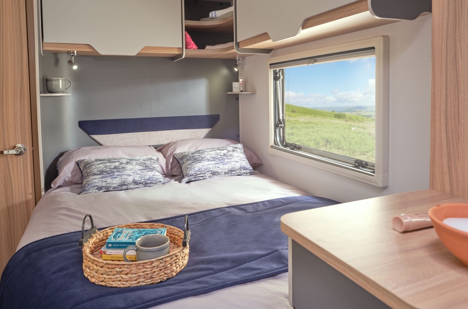 Discovery D4 4 Fixed bed with bespoke bedding cost option