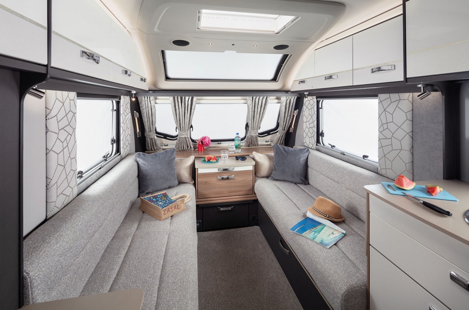 INT Conqueror 480 Front Lounge SWIFT3